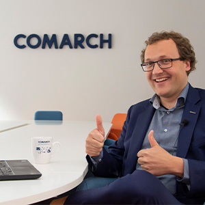comarch-emloyee-with-the-logo