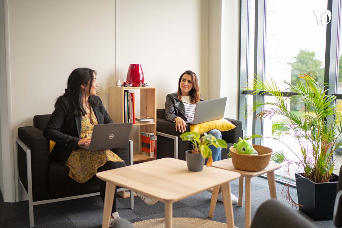 two-smile-women-in-comarch-france-office