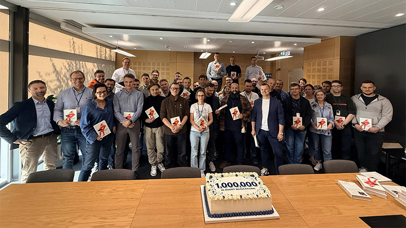 Comarch ERP&nbsp;celebrating with a&nbsp;cake